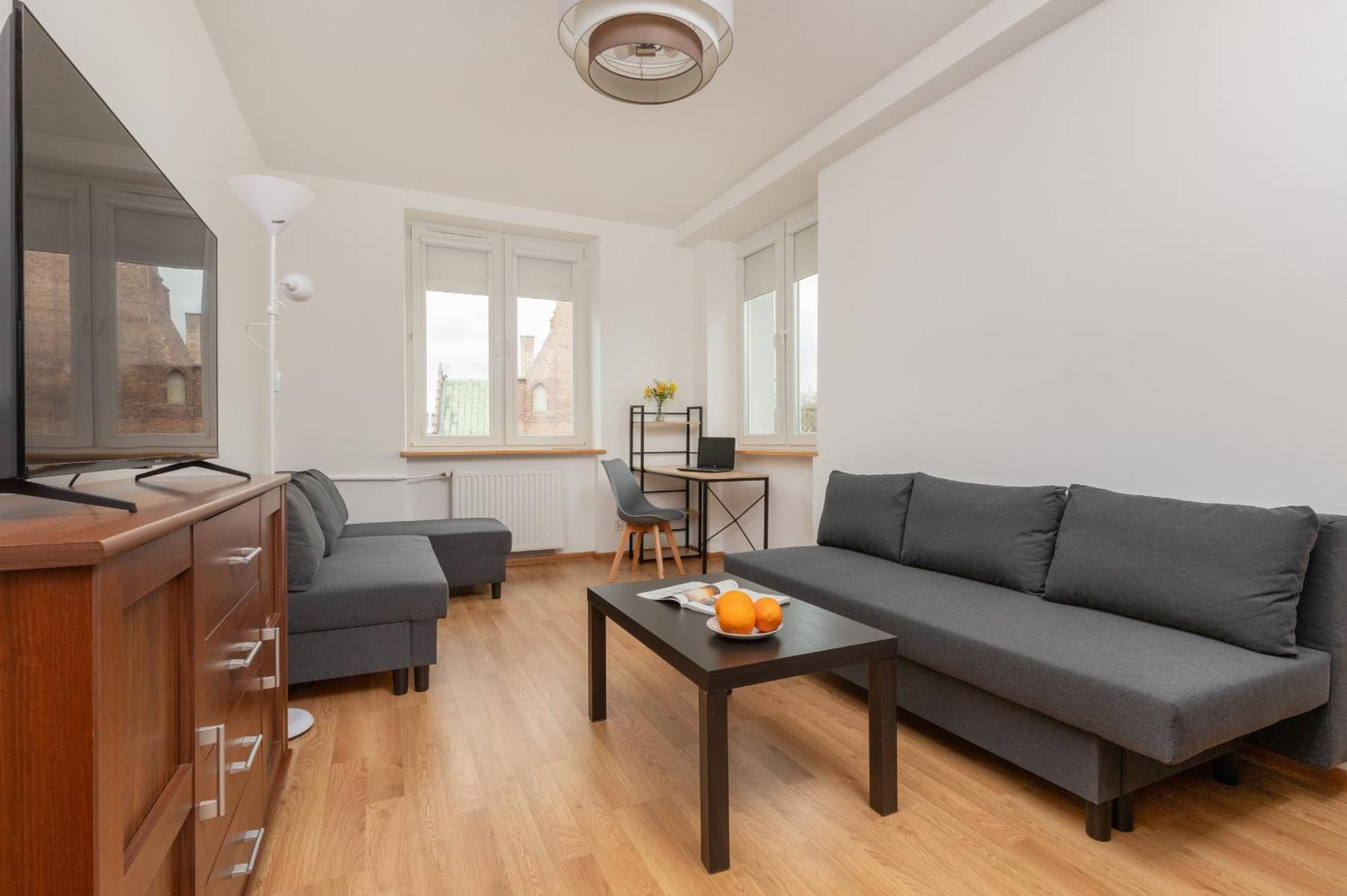 Apartment In Center With Two Desks, Balcony And Separate Kitchen By Renters
